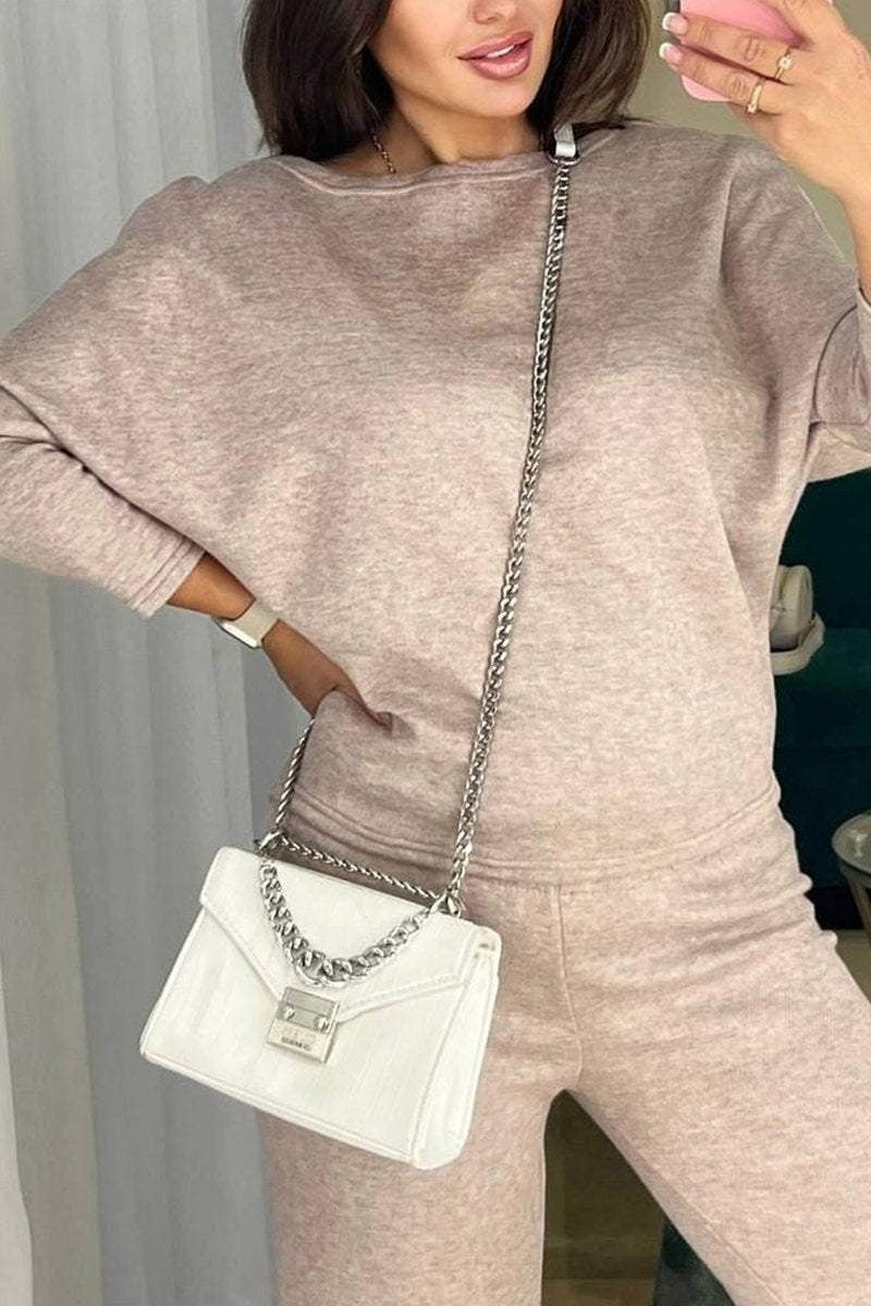 Ensemble avec un haut et un pantalon décontracté