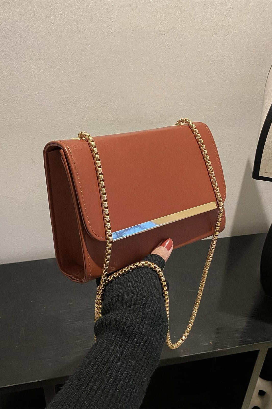 Violette™  Sac à main pour femme avec rabat et bandoulière chaîne