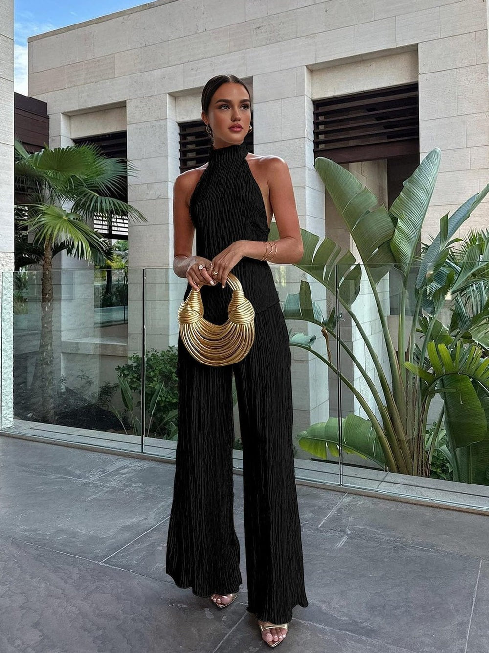 Ensemble satiné dos nu avec pantalon plissé